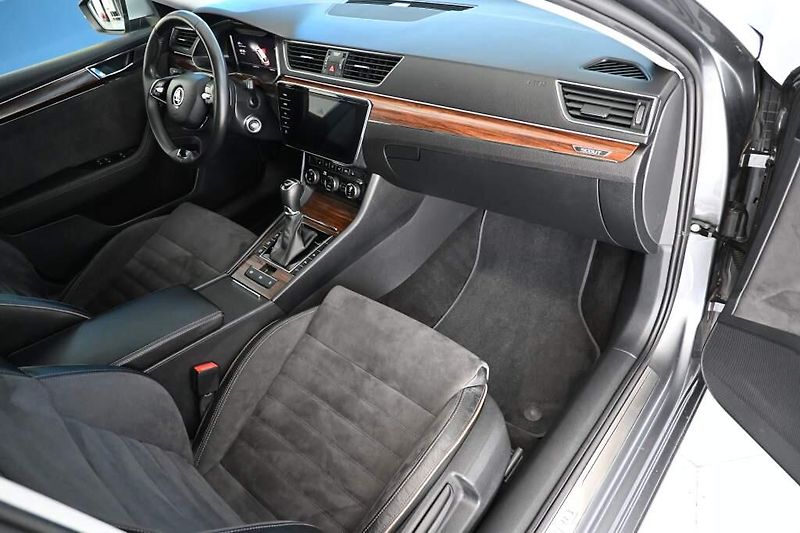 Škoda Superb (2023) 2.0 DSG 4x4 SCOUT Matrix LED T - fotka 10 z 40