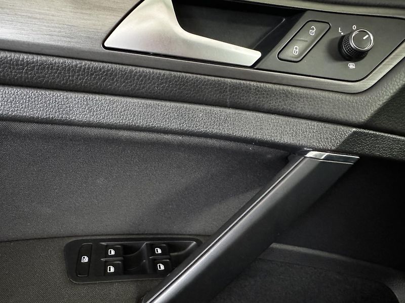 Volkswagen Golf (2013) Variant 1.4 TSI 90 KW  - fotka 16 z 23