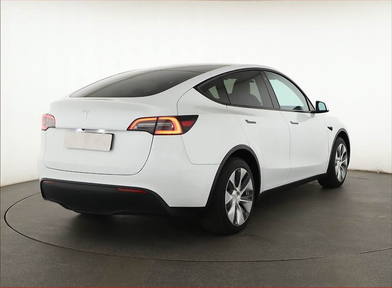 Tesla Model Y (2022) RWD LFP 60kWh, SoH 96% - fotka 5 z 21