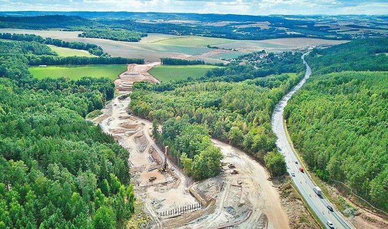 Stavba mostu u Bílence na Podbořansku mezi Prahou a Karlovými Vary v úseku jesenická křižovatka - Lubenec.