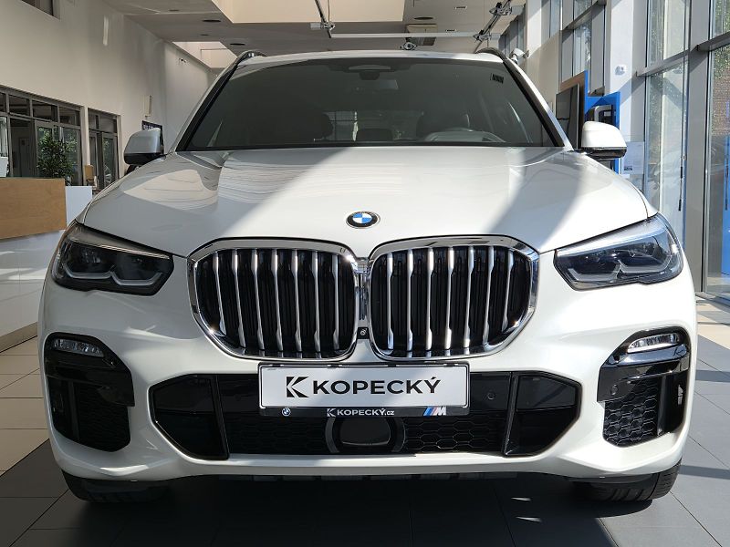 BMW X5 xDrive40i - fotka 2 z 33