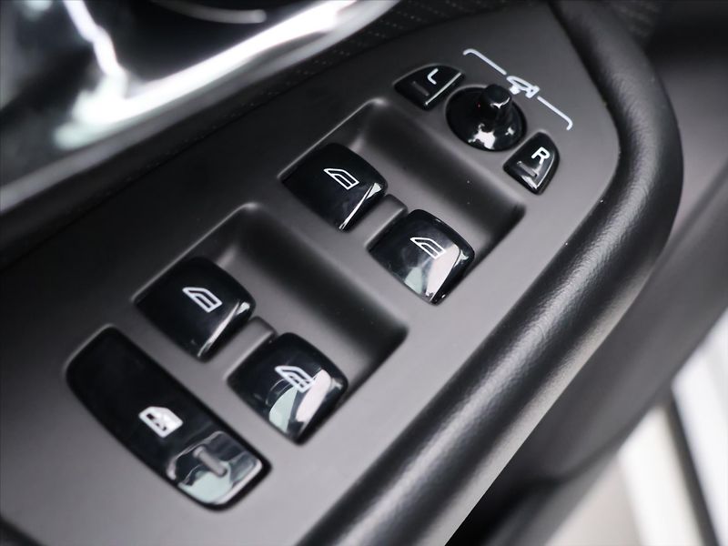 Volvo XC90 2,0 D5 165kW AWD Aut. R-Design - fotka 18 z 39
