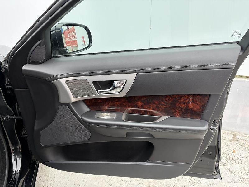 Jaguar XF (2010) 3.0 V6D - fotka 24 z 28