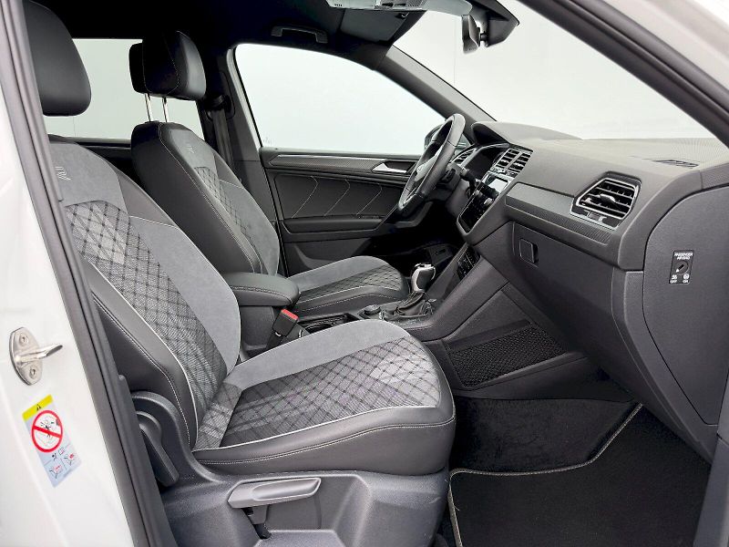 Volkswagen Tiguan Allspace (2024) 2.0 TSI 140kW R-LINE 4MOTION - fotka 29 z 35