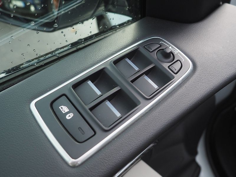 Jaguar F-Pace (2019) 5.0 SVR 550HP, Plný servis - fotka 23 z 43