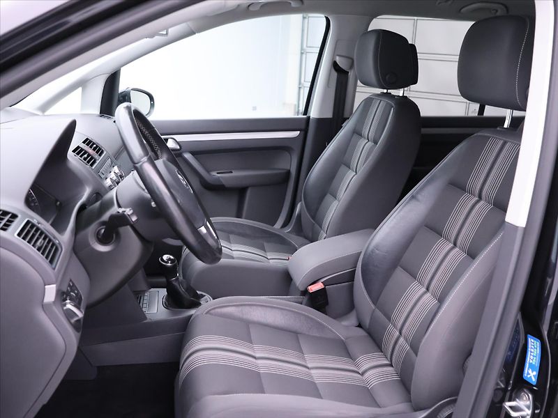 Volkswagen Touran 1,2 TSI Match 7-Míst Serv.knih - fotka 11 z 35