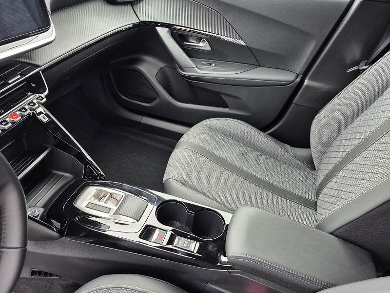Peugeot 2008 (2026)  ALLURE Hybrid 145 e-DCS6 - fotka 14 z 22