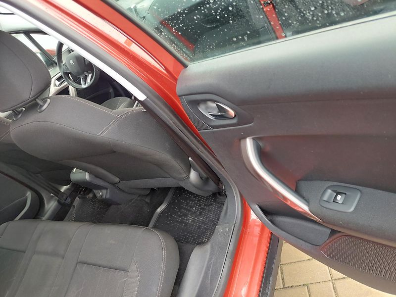 Peugeot 2008 (2015) 1.2-81kW THP - fotka 24 z 38