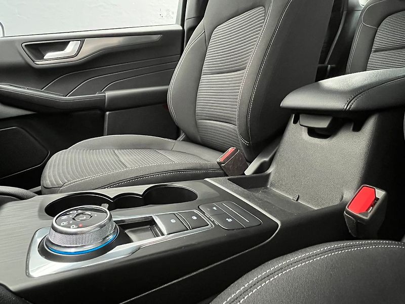 Ford Kuga 2.5 Duratec HEV TITANIUM - fotka 29 z 51