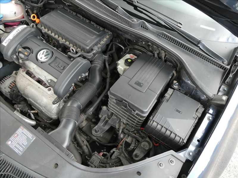 Volkswagen Golf 1,4 i 16V serviska,ČR,2.majite - fotka 37 z 49