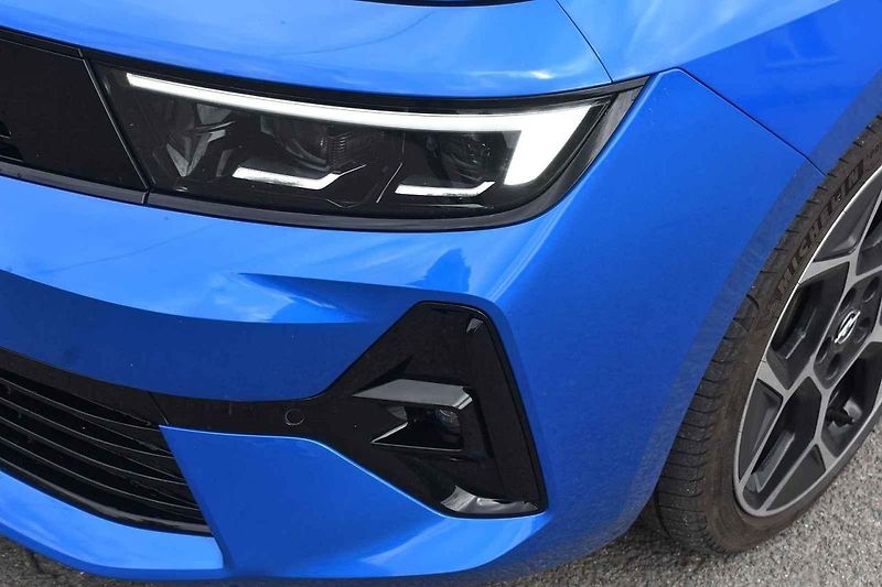 Opel Astra je dobře připraven pro dlouhé přesuny i na horších vozovkách.