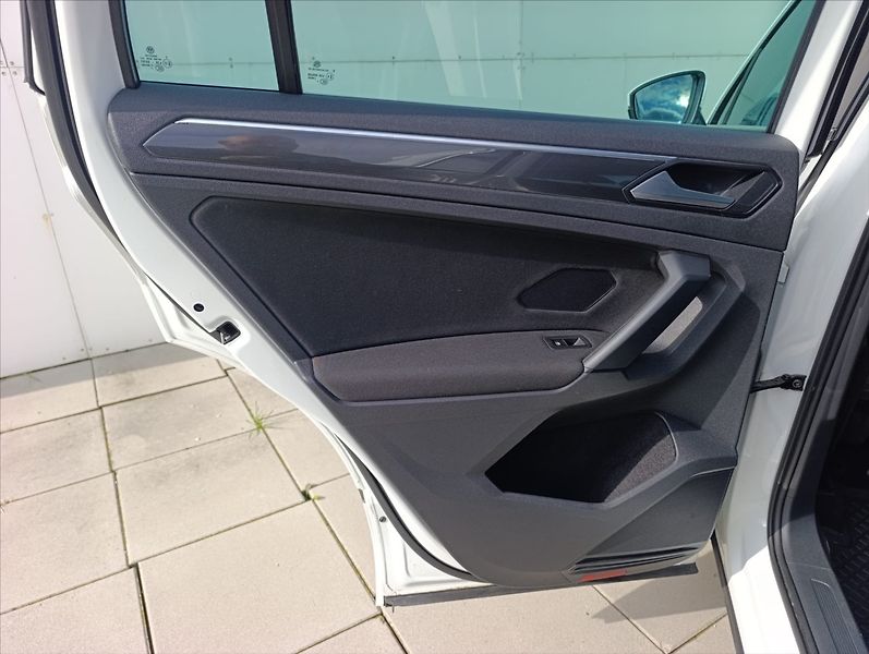 Volkswagen Tiguan 2,0 TDi R-Line DSG 4x4 Navi ČR - fotka 20 z 33