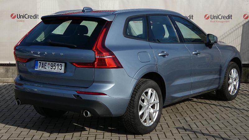 Volvo XC60 D4 Drive-E Momentum AWD - fotka 3 z 21