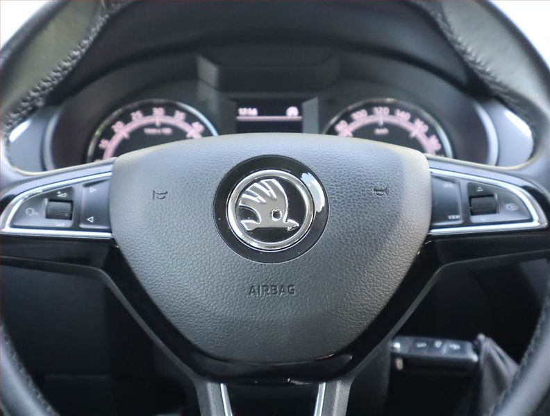 Škoda Octavia (2019) 1.6 TDI, Tempomat - fotka 15 z 16