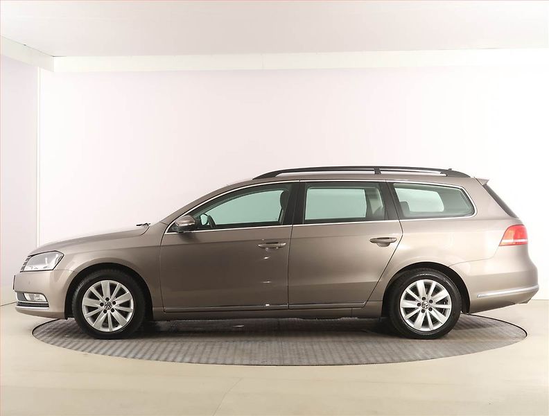 Volkswagen Passat (2011) 1.6 TDI, Navi, Tempomat - fotka 3 z 22