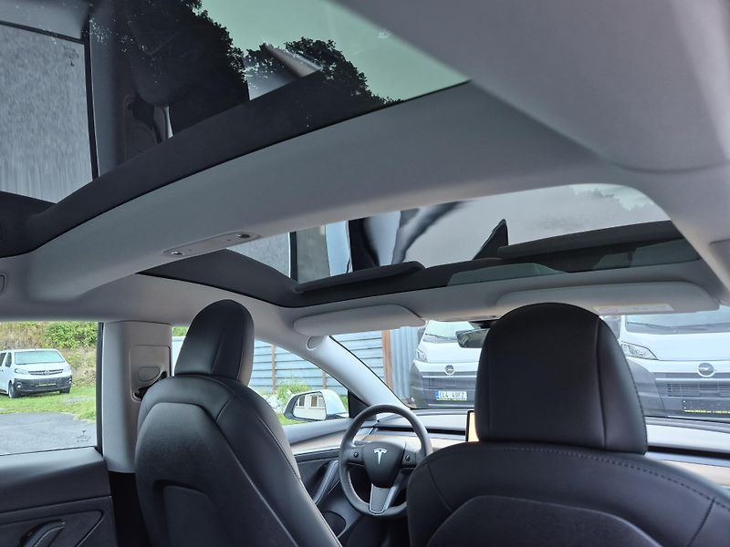 Tesla Model 3 STANDART RANGE 239w SOH 96,5% - fotka 44 z 48