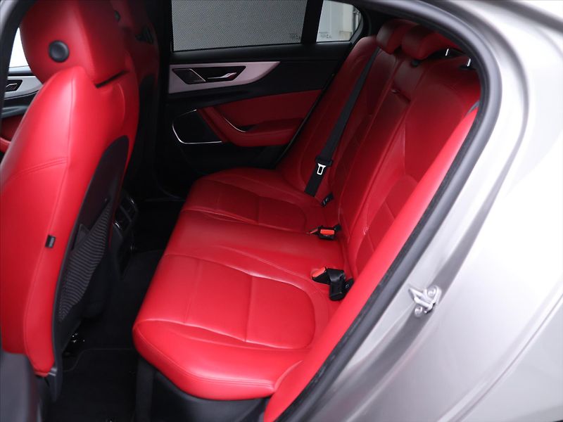 Jaguar XE 2,0 P300 221kW R-Dynamic DPH - fotka 17 z 43