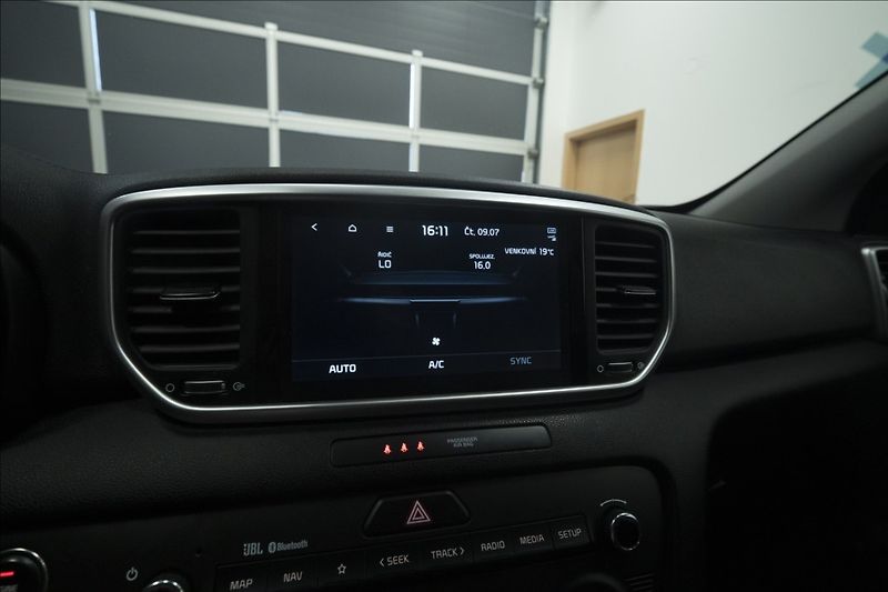 Kia Sportage 1,6 CRDi NAVI KAMERA VÝHŘEV ČR - fotka 41 z 49