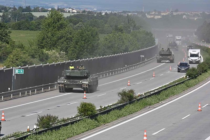 První armádní výcvik přesunu tanků Leopard 2A4 na dálnici D35.