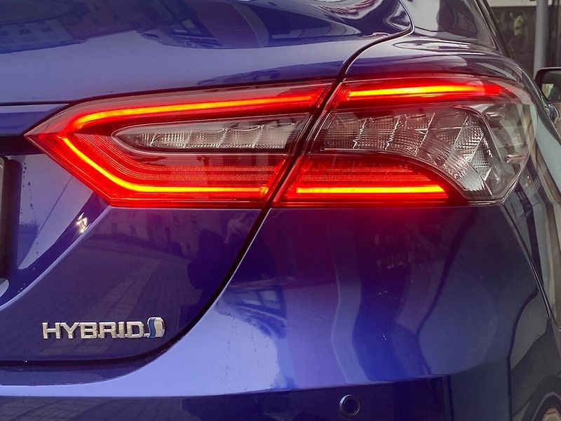Toyota Camry 2,5 Hybrid Executive VIP - fotka 15 z 38