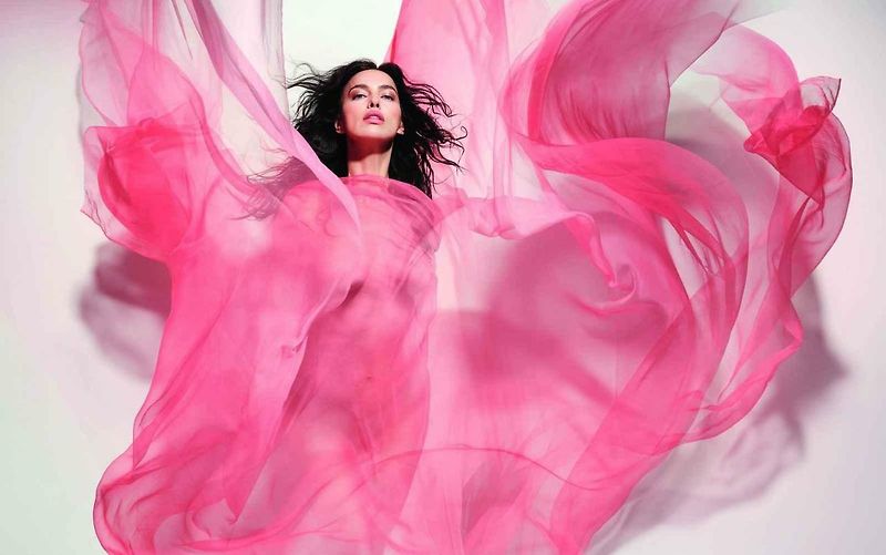 Letošní fotografie vznikly propojením přírodních scén a ateliérových záběrů.