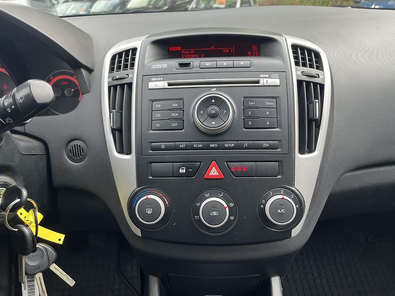 Kia Ceed (2010) 1,6 CRDi 85 Kw ČR!!! - fotka 14 z 16