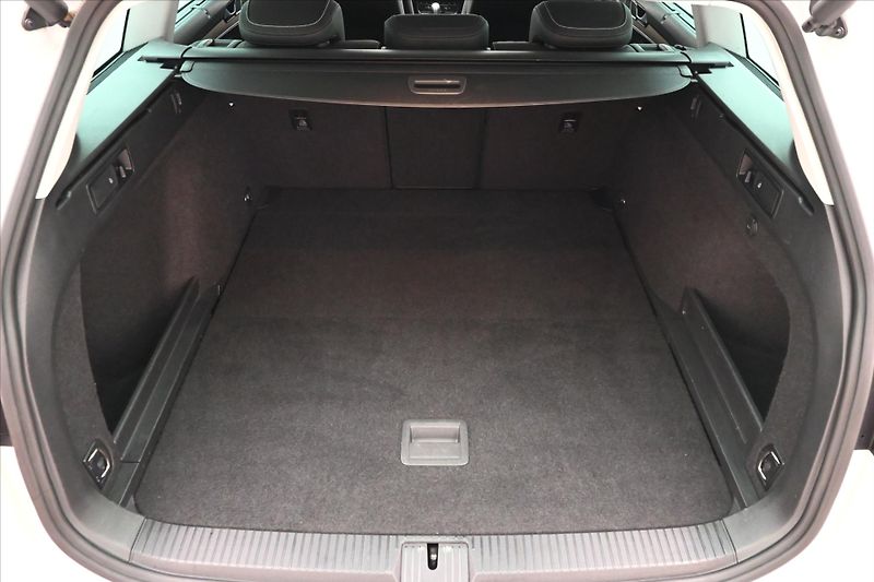 Volkswagen Passat 2,0 TDI 110 kW DSG ELEGANCE Zá - fotka 10 z 32