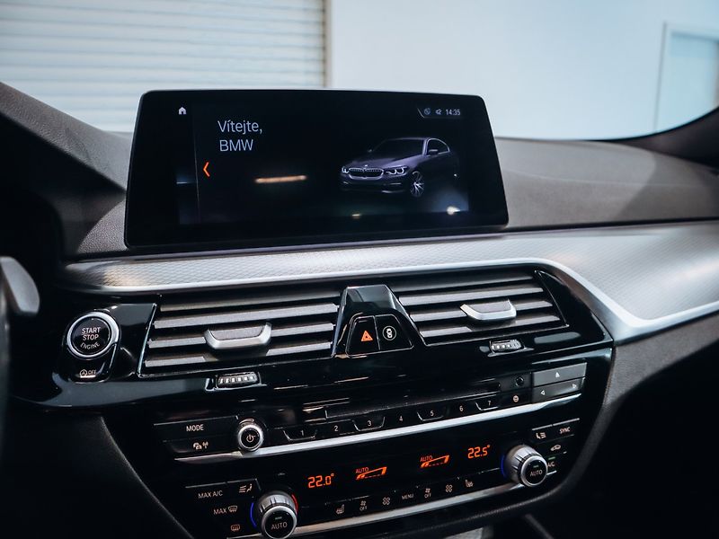 BMW Řada 5 530d xDrive M-paket 195 kW - fotka 20 z 28