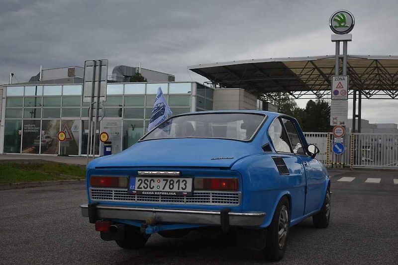 Tři z účastníků srazu před bránou továrny Škoda Auto v Kvasinách