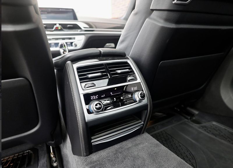 BMW Řada 7 (2019) M760Li xDrive - fotka 28 z 47