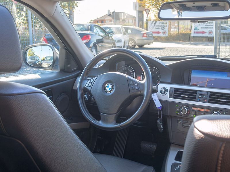 BMW Řada 3 (2011) 325i 160KW mat HK – NAVIGACE - fotka 16 z 52