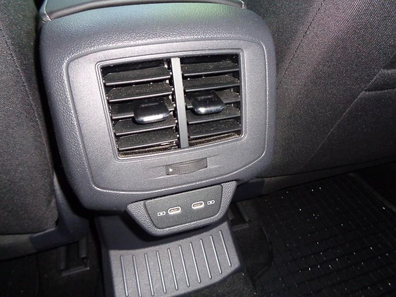 Volkswagen T-Roc 1.5 TSI Style 110 kW M6F - fotka 26 z 30
