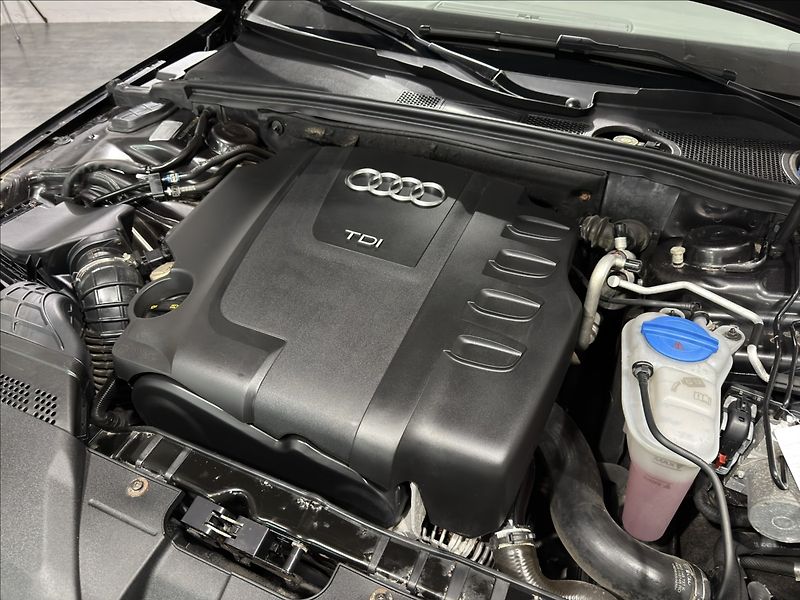 Audi A4 2,0   TDI B8 1.MAJITEL BI-XEN - fotka 43 z 43