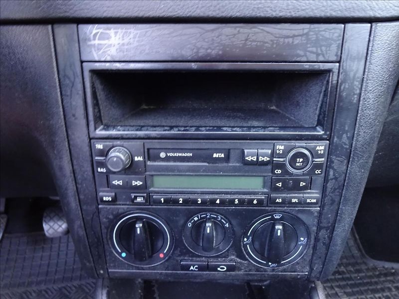 Volkswagen Golf IV 1,6i 77kW - fotka 39 z 44