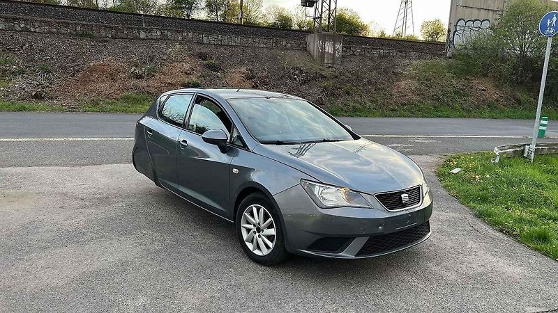 Zepředu vypadá jako běžný hatchback, pod kapotou má klasický motor, nechybí airbagy ani poctivá karoserie.