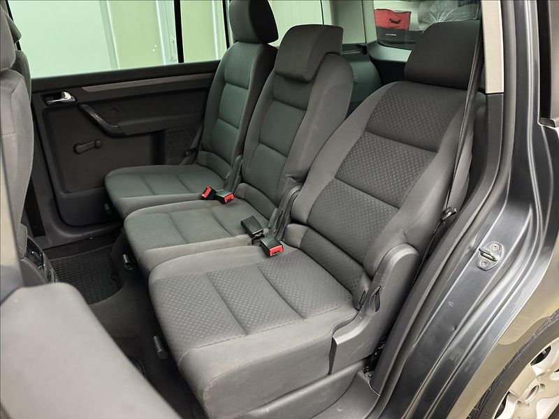 Volkswagen Touran 1,6 i 75kW AC NOVÉ PRAHY APOD. - fotka 25 z 29