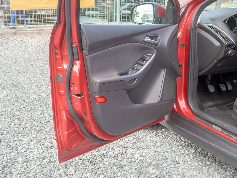 Ford Focus (2012) 1.6i 16V 110KW – VÝBAVA! - fotka 10 z 46