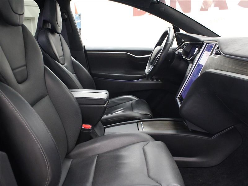 Tesla Model X 0,0 DUAL 90kWh 386KW TOP STAV - fotka 13 z 39