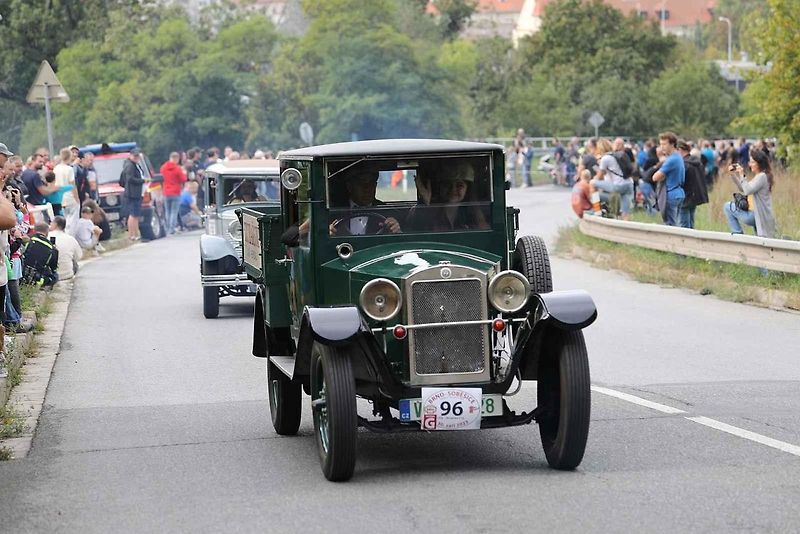 Na akci Jízda do vrchu a výstava historických vozidel se představilo na tři sta automobilů a motocyklů.