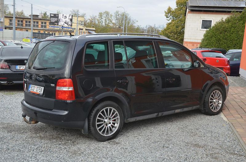 Volkswagen Touran (2005) 2.0 TDi 103kW / 2x sada kol - fotka 6 z 26