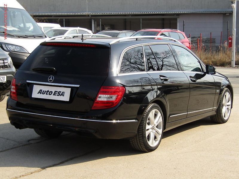 Mercedes-Benz Třídy C (2011) 1.8K C180, AT, bixen, autoAC - fotka 4 z 18