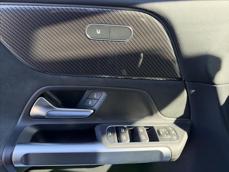Mercedes-Benz GLB Mercedes AMG 35 4MATIC - fotka 12 z 14