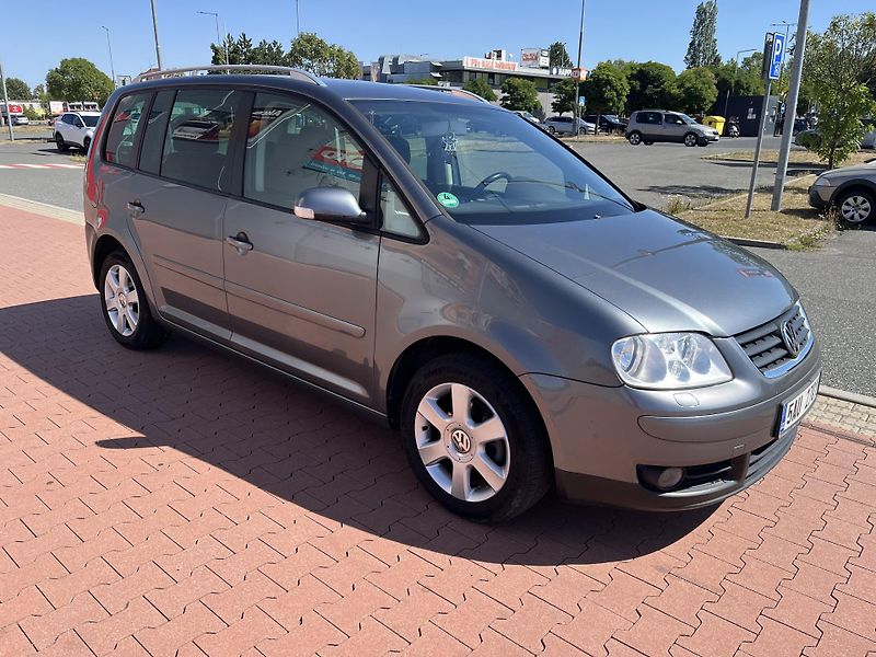 Volkswagen Touran 1.9 TDi DSG Highline - fotka 4 z 27