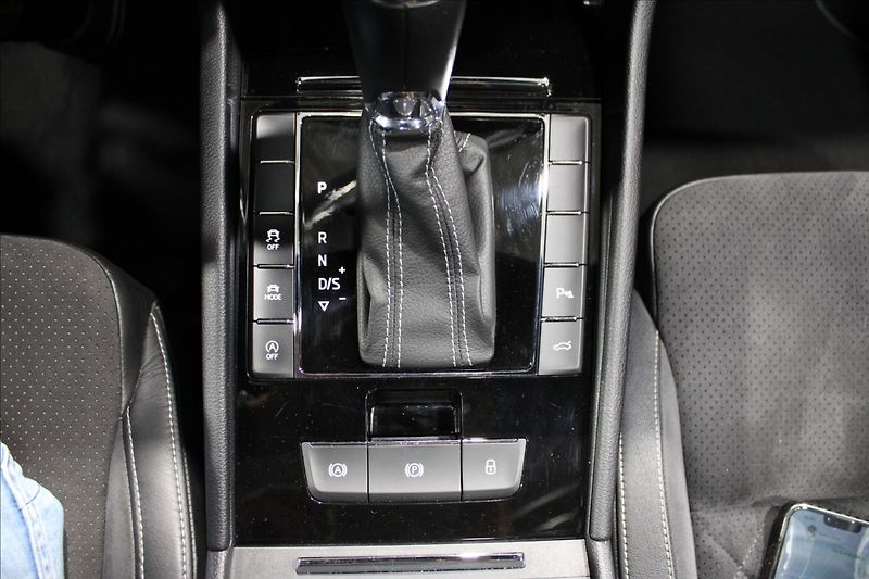 Škoda Superb 2,0 TDI DSG 140KW Sportline - fotka 32 z 37