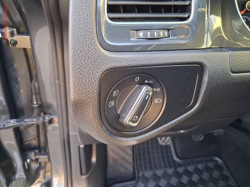 Volkswagen Golf (2018) 1.0TSI, ČR - fotka 15 z 16