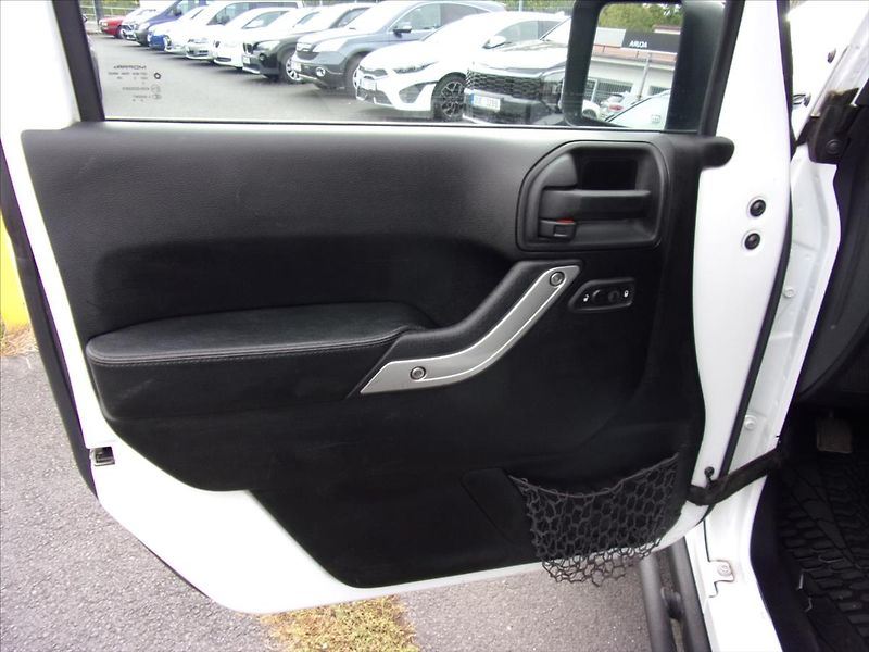 Jeep Wrangler 2,8 CRD Rubikon 147kW 1maj. - fotka 15 z 30