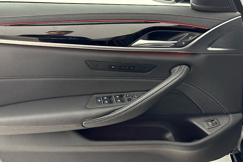 BMW Řada 5 540d xDrive - fotka 12 z 17