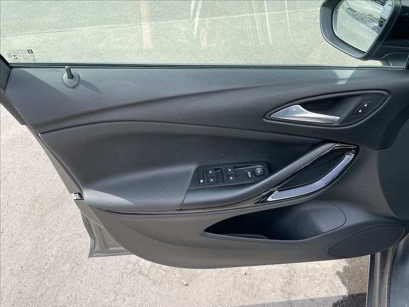 Opel Astra 1,2 Turbo Tourer Elegance ST - fotka 14 z 19