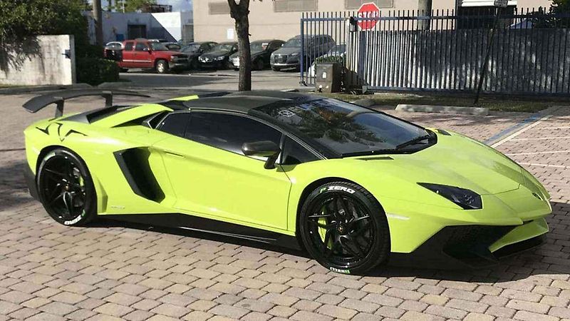 Lamborghini Aventador SV Roadster a rychlostní člun Marine Technologies MTI G6.