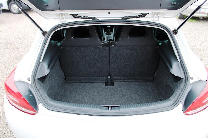 Volkswagen Scirocco (2009) 1,4TSI KLIMA XENONY ALU 19 - fotka 11 z 16
